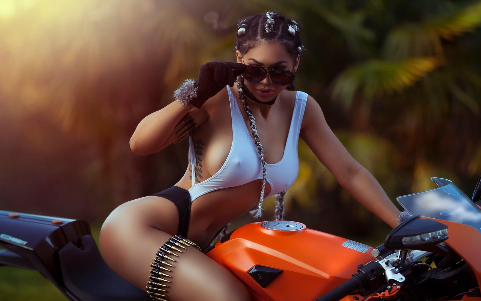 Take a pause and enjoy Girls with tattoos and motorcycles — streaming from Recife