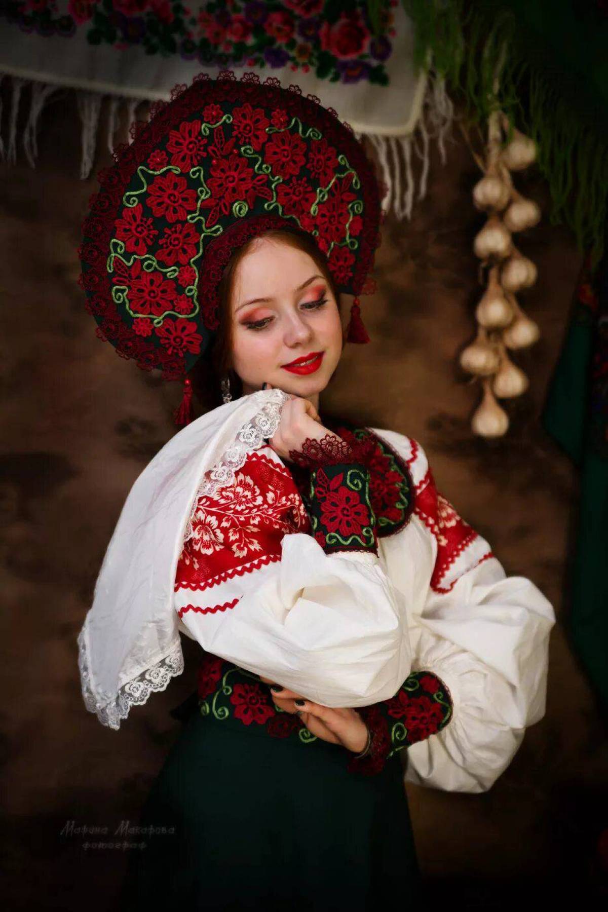 Take a pause and enjoy Women in Slavic costumes — streaming from Recife